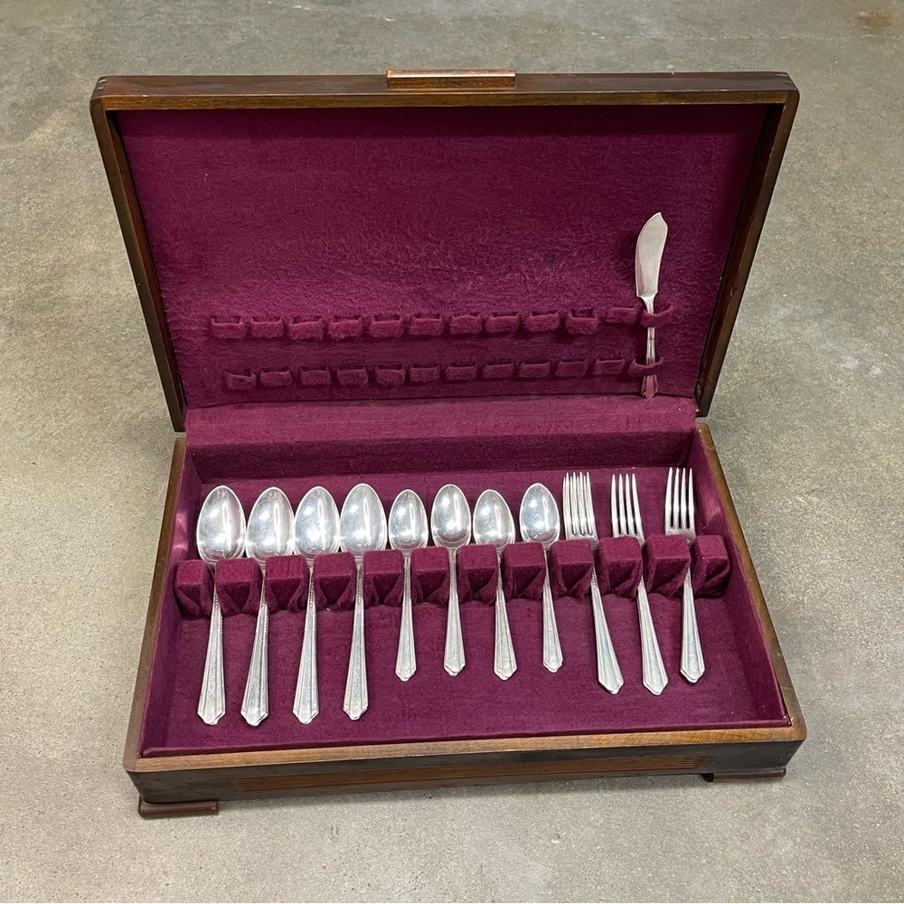 Vintage 1939 Holmes & Edwards Silverplate Flatware Set w Case Art Deco - Picture 1 of 11